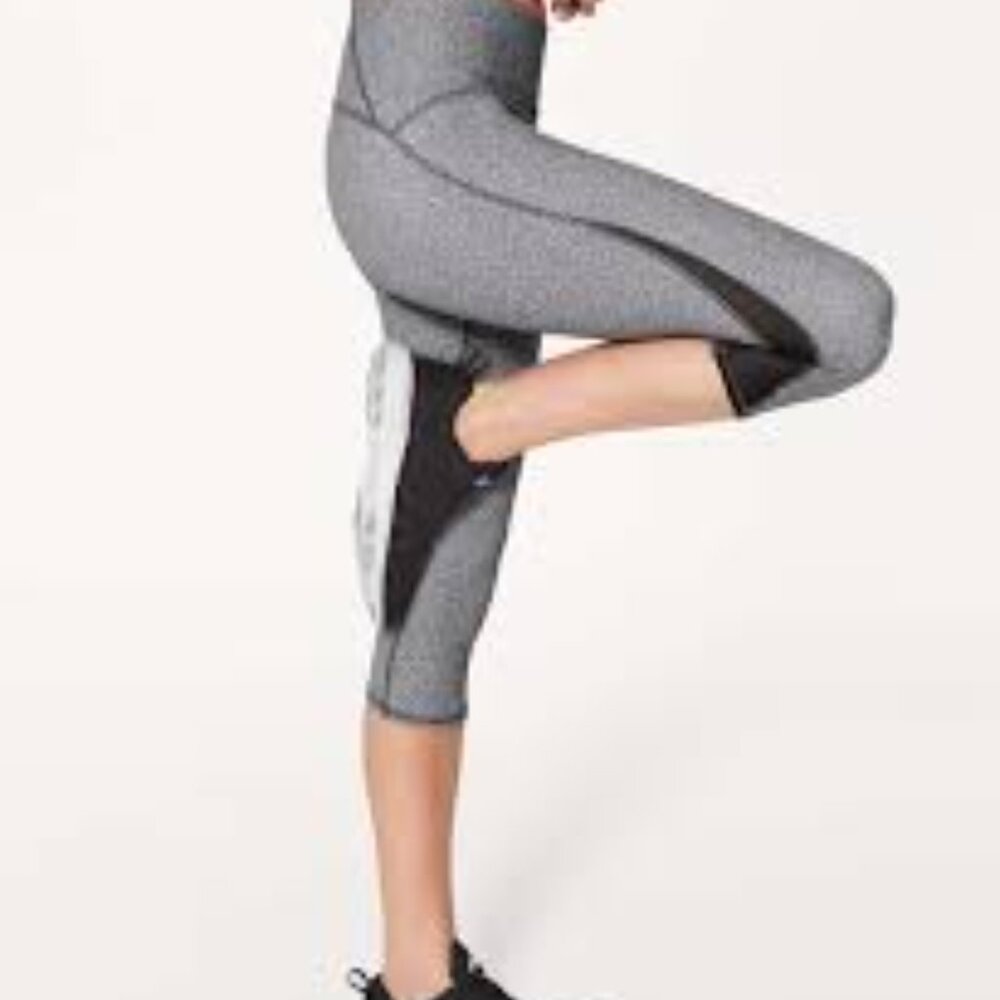 Lululemon Train Times Crop Legging, Fractal Alpine White Black/Black, Size 6 - Picture 7 of 12